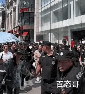 甄子丹为排场大道歉 保安比路人还多